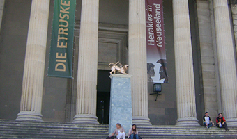 Banner for Herakles in Neuseeland at the Antikensammlungen